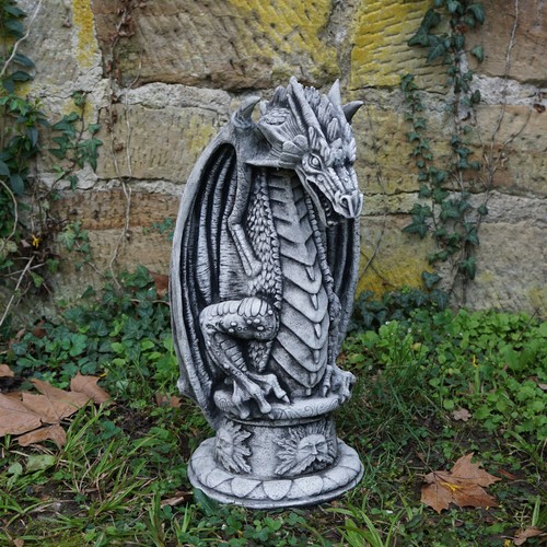 Alien auf sockel drache - sockel, dino