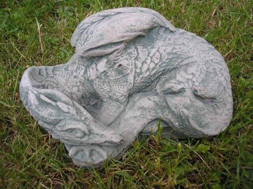 Schlafender drache mira - drache,