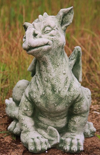 Drache sitzend figur aus - drache,