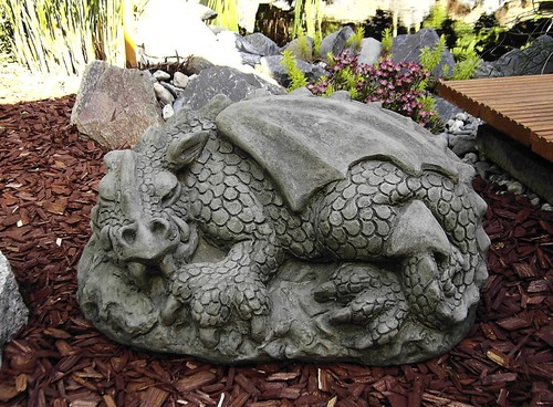Drache schlafend auf - drache,