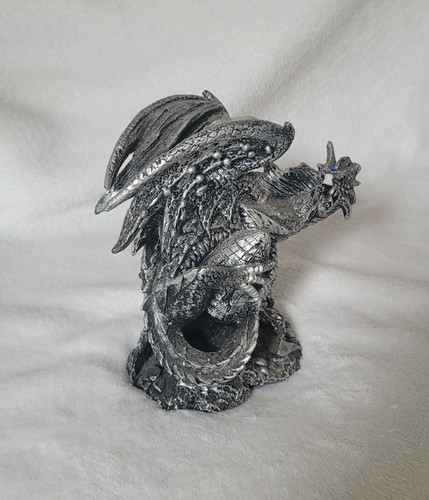Detailreiche drachenfigur mit - detailreiche,