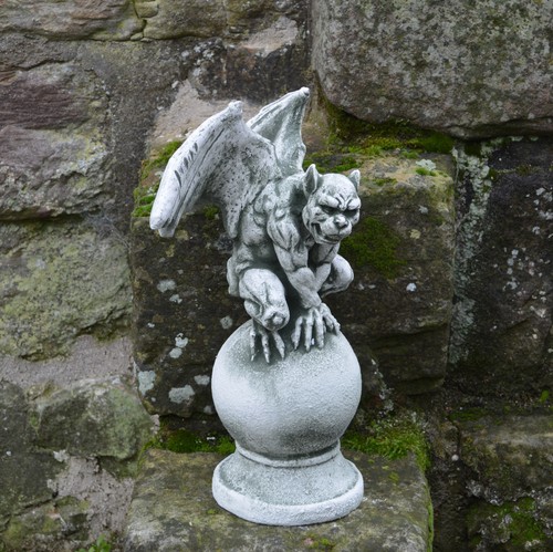 Gargoyle drachen auf kugel - gargoyle,